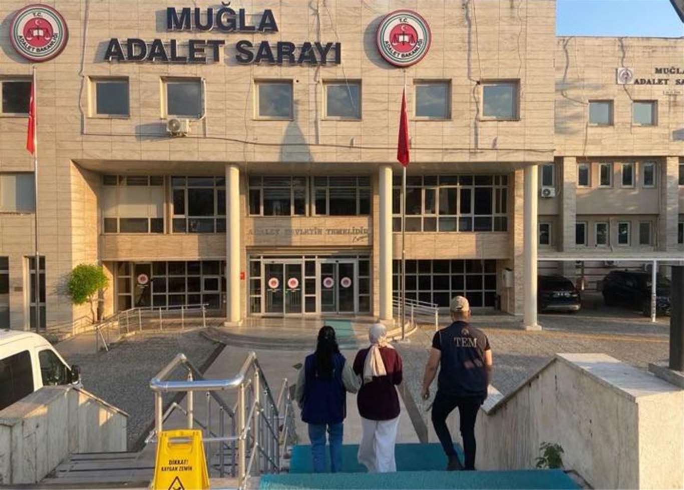  Kesinleşmiş hapis cezası bulunan FETÖ silahlı terör öğürtü üyesi kadın yakalandı haberi