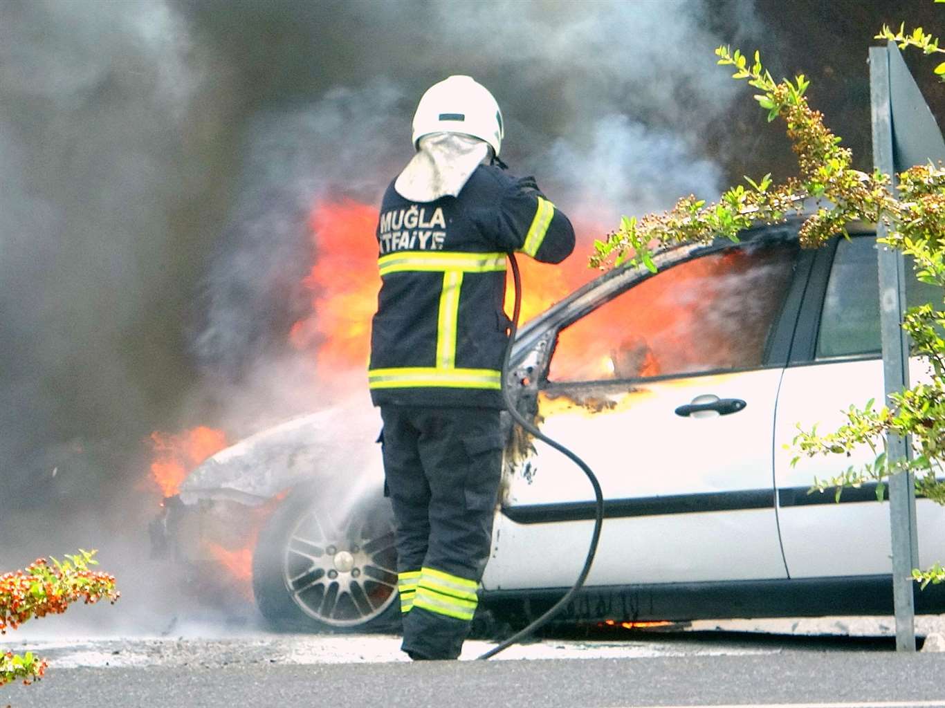       Polis kontrol noktasında yanan araç söndürüldü haberi