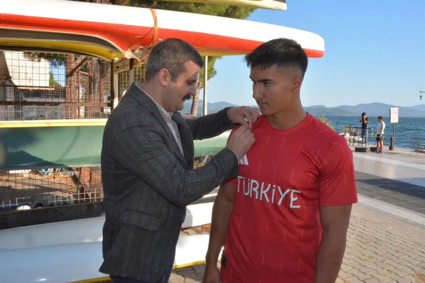    Köyceğiz Kaymakamı, Dünya Şampiyonu kano sporcusunu ödüllendirdi haberi