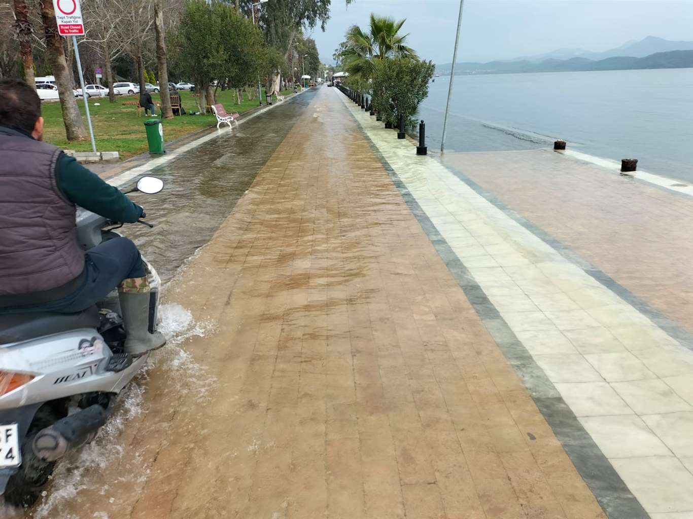Köyceğiz Gölü taştı, kordon sular altında kaldı haberi