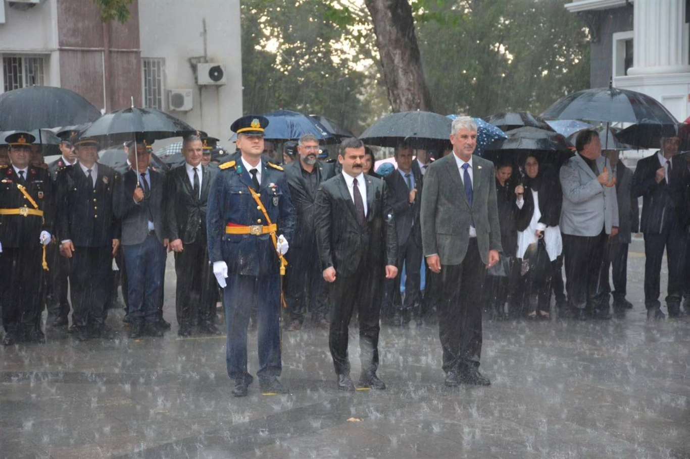Köyceğiz'de sağanak yağış, Cumhuriyet coşkusuna engel olamadı haberi