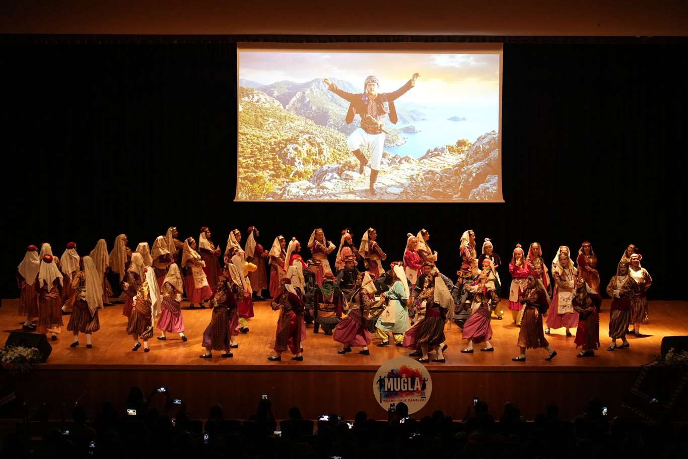    Maarif Halk Dansları Ekibi yıl sonu gösterisi büyük beğeni topladı    haberi