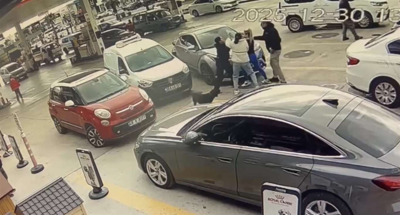 Maddi hasarlı kaza sonrası kavga: O anlar kamerada haberi