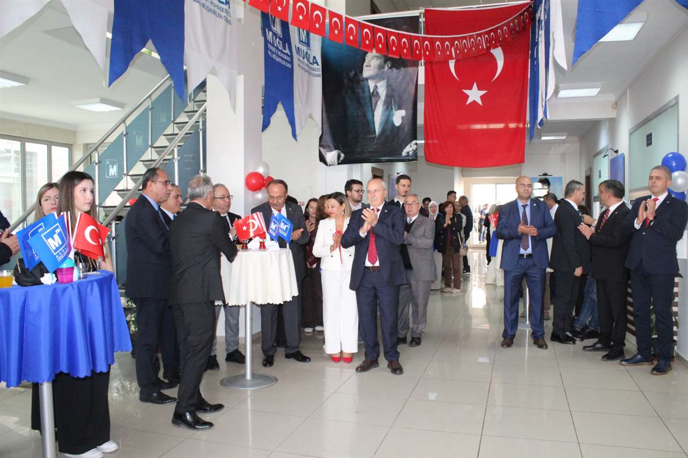 Cumhuriyet Bayramı kutlamasında 25 yıllık meslek emekçilerine plaket haberi