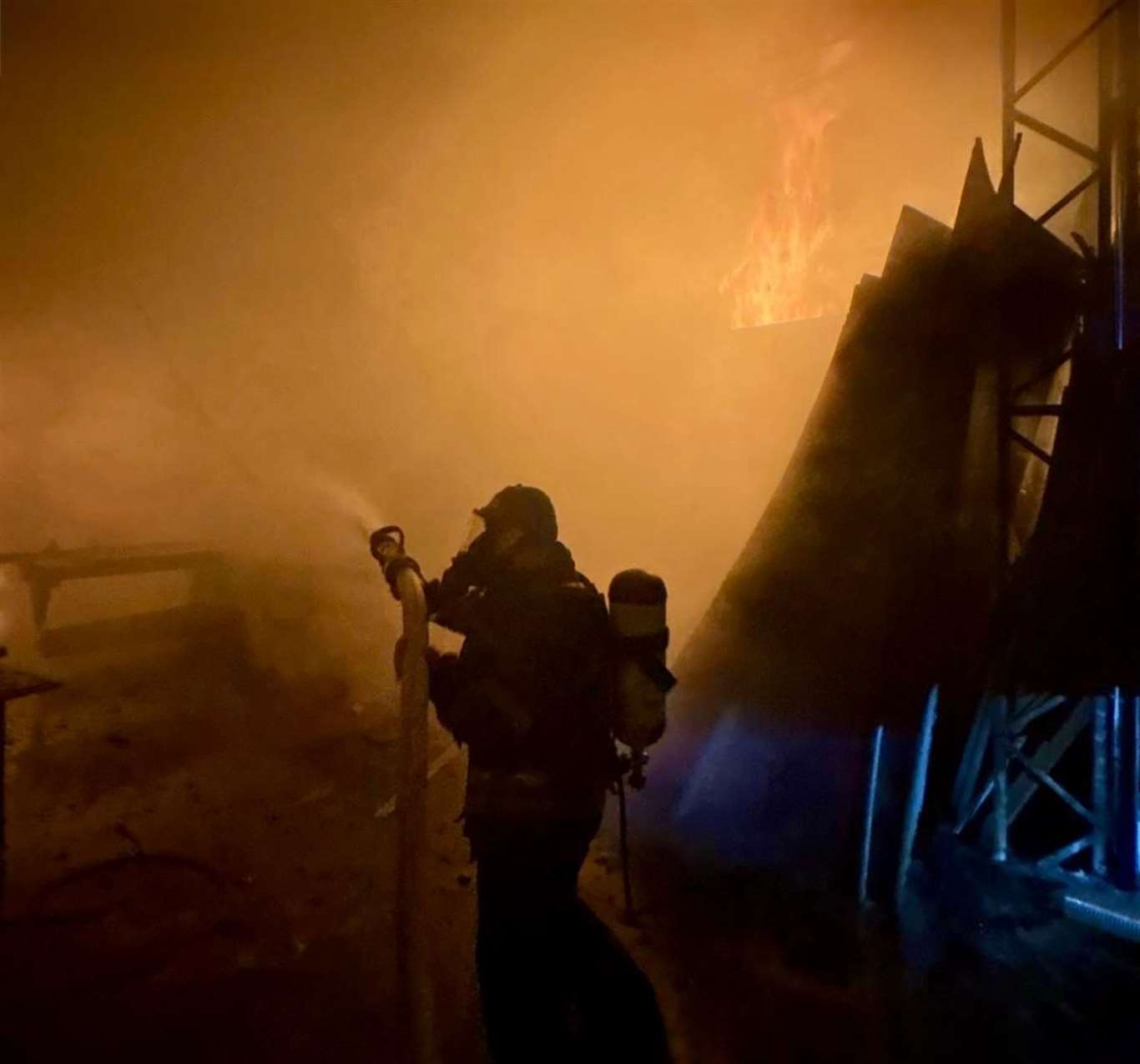    Marangozhanede çıkan yangın, petshop deposuna sıçradı haberi