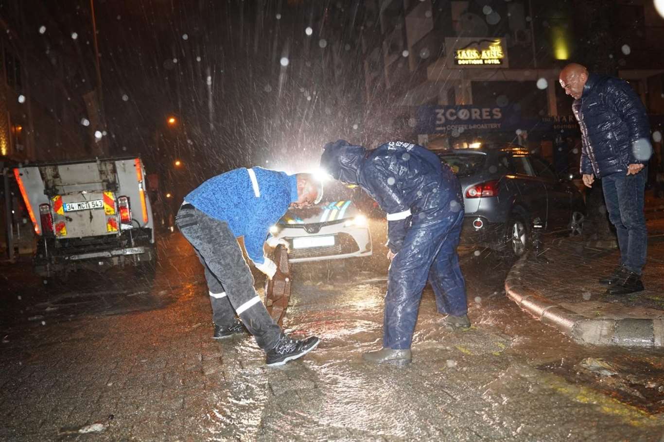 Marmaris'te belediye ekiplerinden gece boyunca 'sağanak ve fırtına' mesaisi haberi