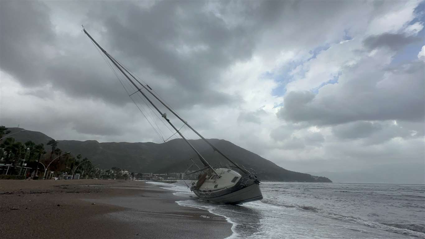   Marmaris'te şiddetli fırtına ve sağanak yağış etkili oluyor haberi