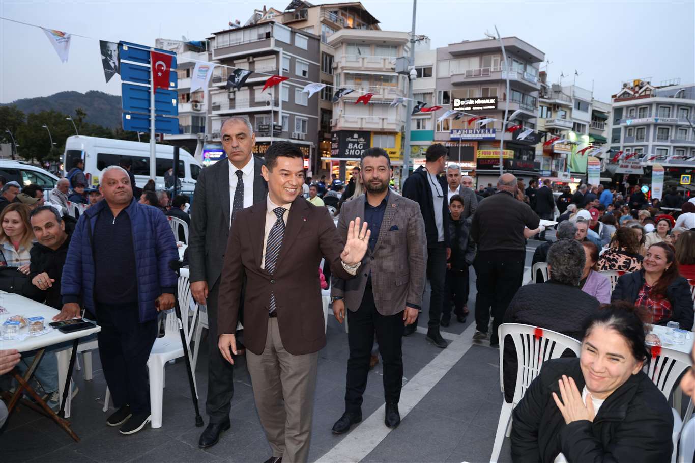    Marmaris Belediyesi binlerce vatandaşı iftarda ağırladı haberi