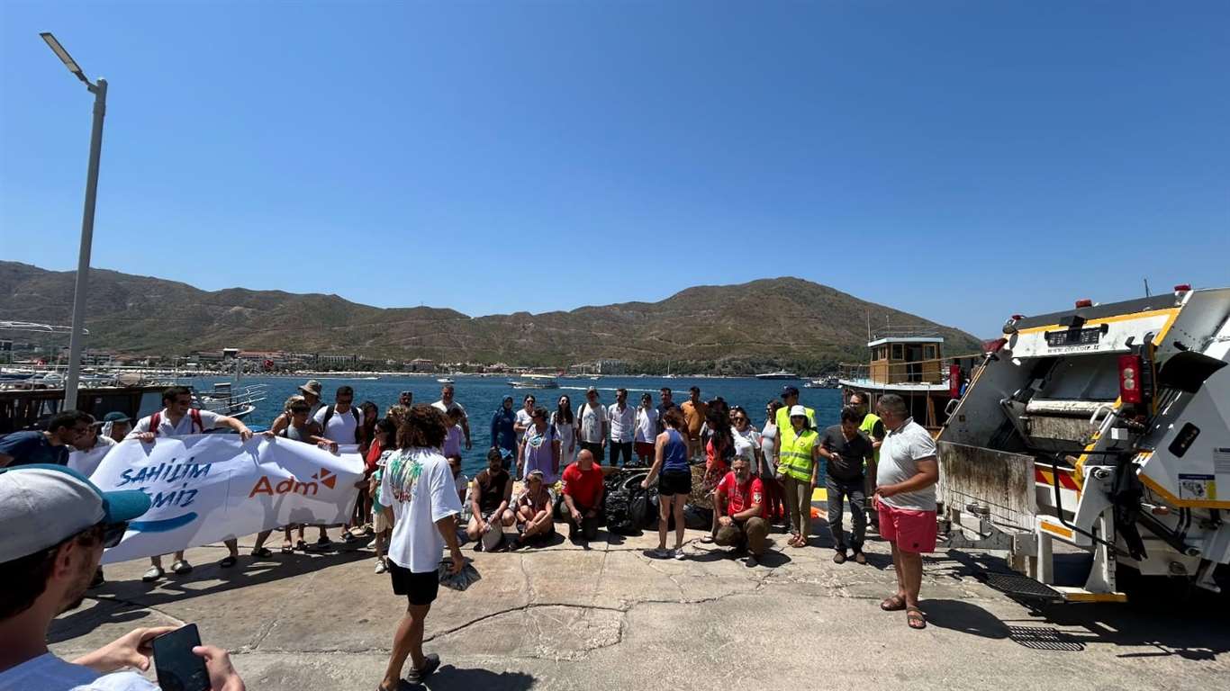    Marmaris'te gönüllülerden koy temizliği: Kilolarca çöp toplandı haberi