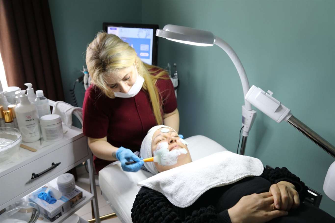 Marmaris'te kadın saha personeline ücretsiz cilt bakımı haberi