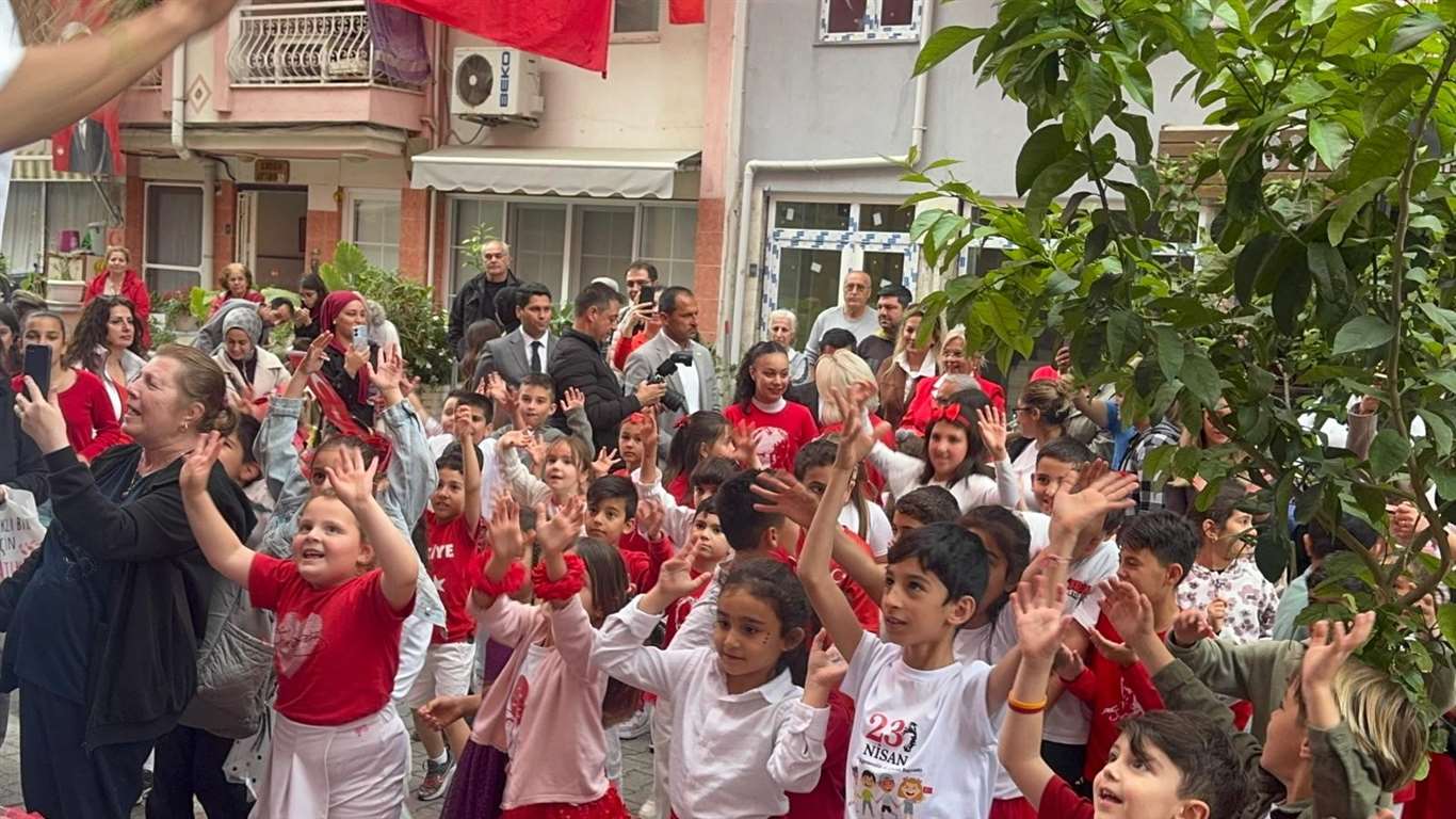  Marmaris'te 105 Sokak şenlikleri, 23 Nisan coşkusunu zirveye taşıdı haberi