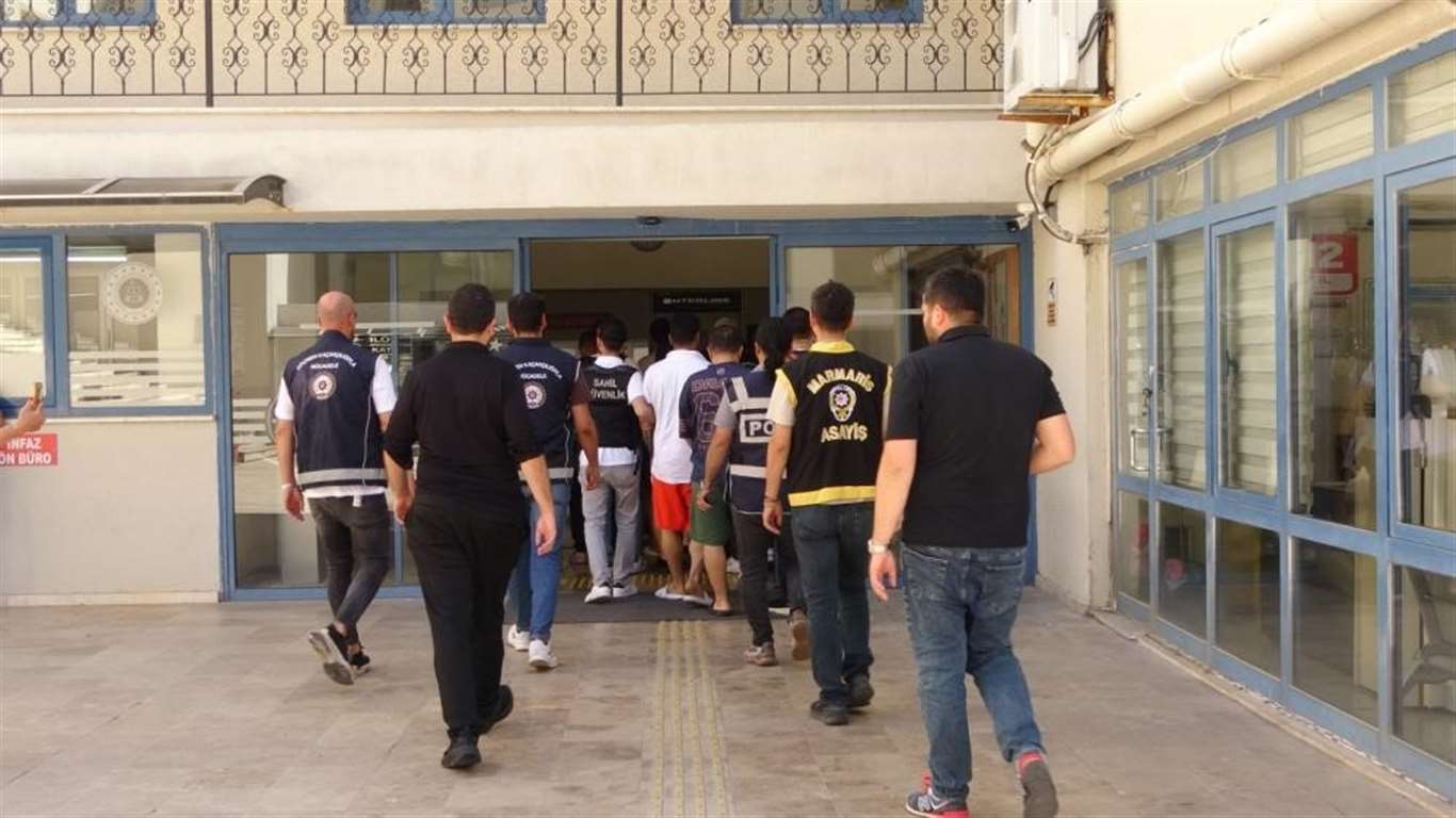 Marmaris'te göçmen kaçakçılığı operasyonunda yakalanan 7 şüpheli tutuklandı haberi