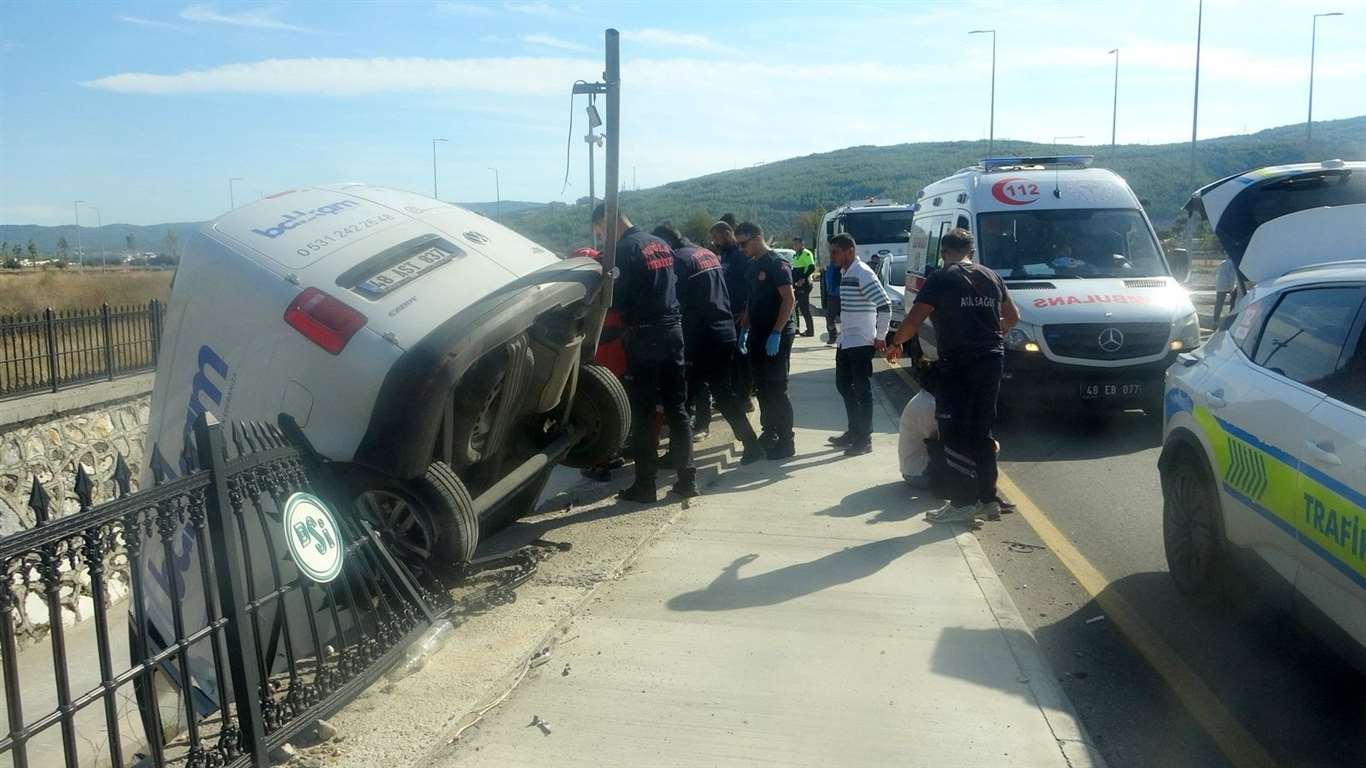 Menteşe'de kaza: Emniyet kemeri hayat kurtardı haberi