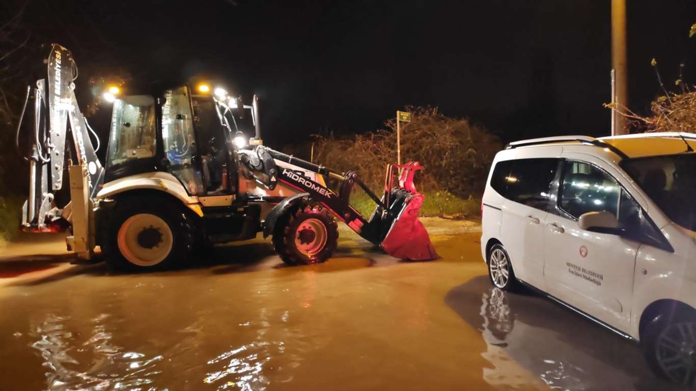 Menteşe Belediye ekiplerinden gece boyu mesai haberi