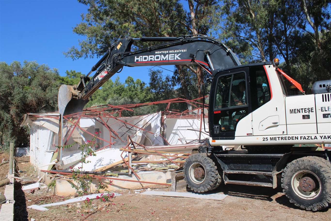 Menteşe'de kaçak yapıların yıkımına başlandı haberi