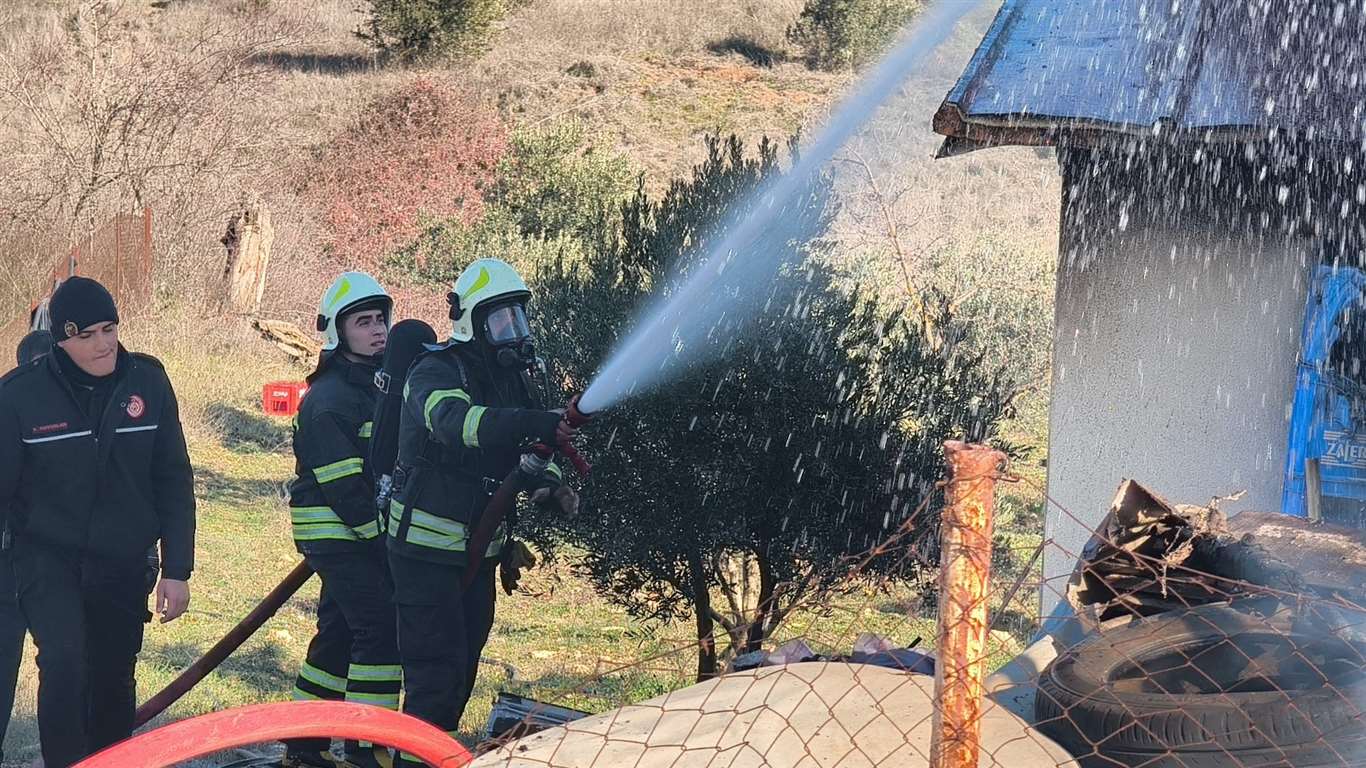       Menteşe Akçaova'da prefabrik ev yangını haberi