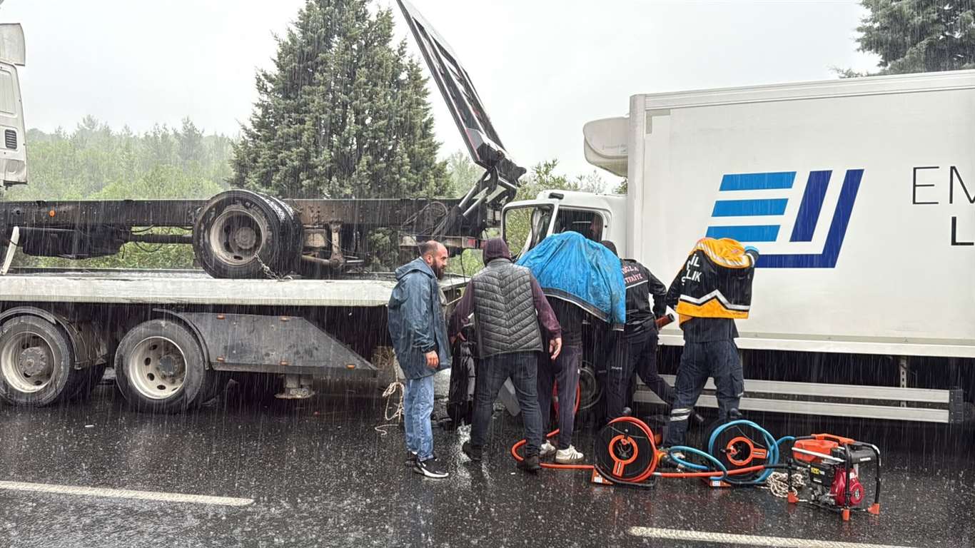 Menteşe’de yağış kazayı beraberinde getirdi, şoför araçta sıkıştı haberi