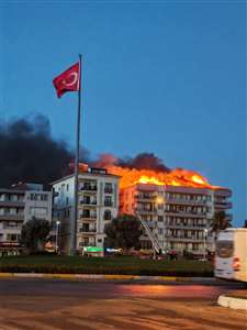 Milas’ta 5 katlı binanın çatısında yangın haberi
