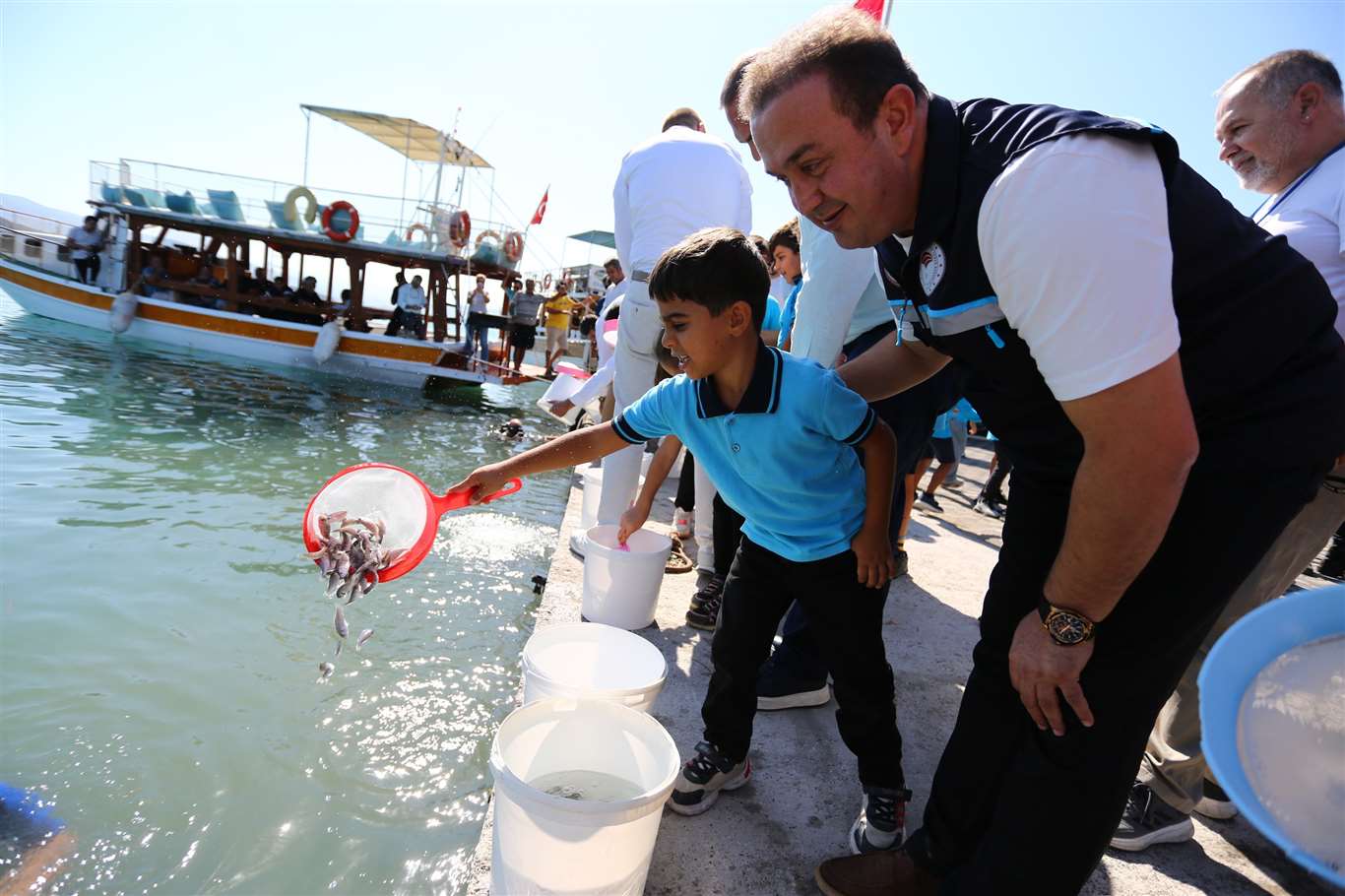 Milas'ta 160 bin yavru balık denizle buluştu haberi