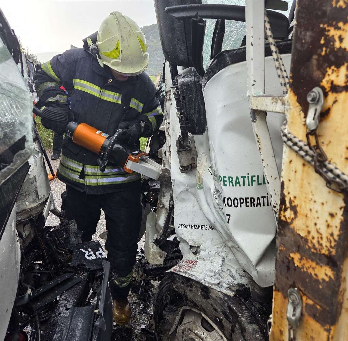 Milas'ta kamyonetler çarpıştı: 2 kişi araçta sıkıştı haberi