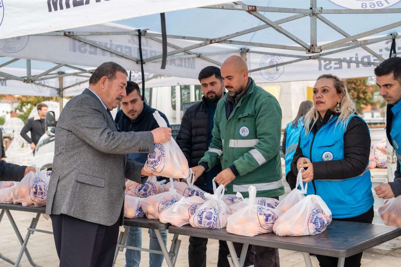 Milas Belediyesi 1 ton portakalı ücretsiz dağıttı haberi