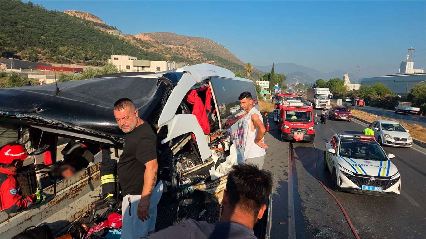 Milas’ta yolcu otobüsü TIR’a çarptı: 2 ölü, 17 yaralı haberi