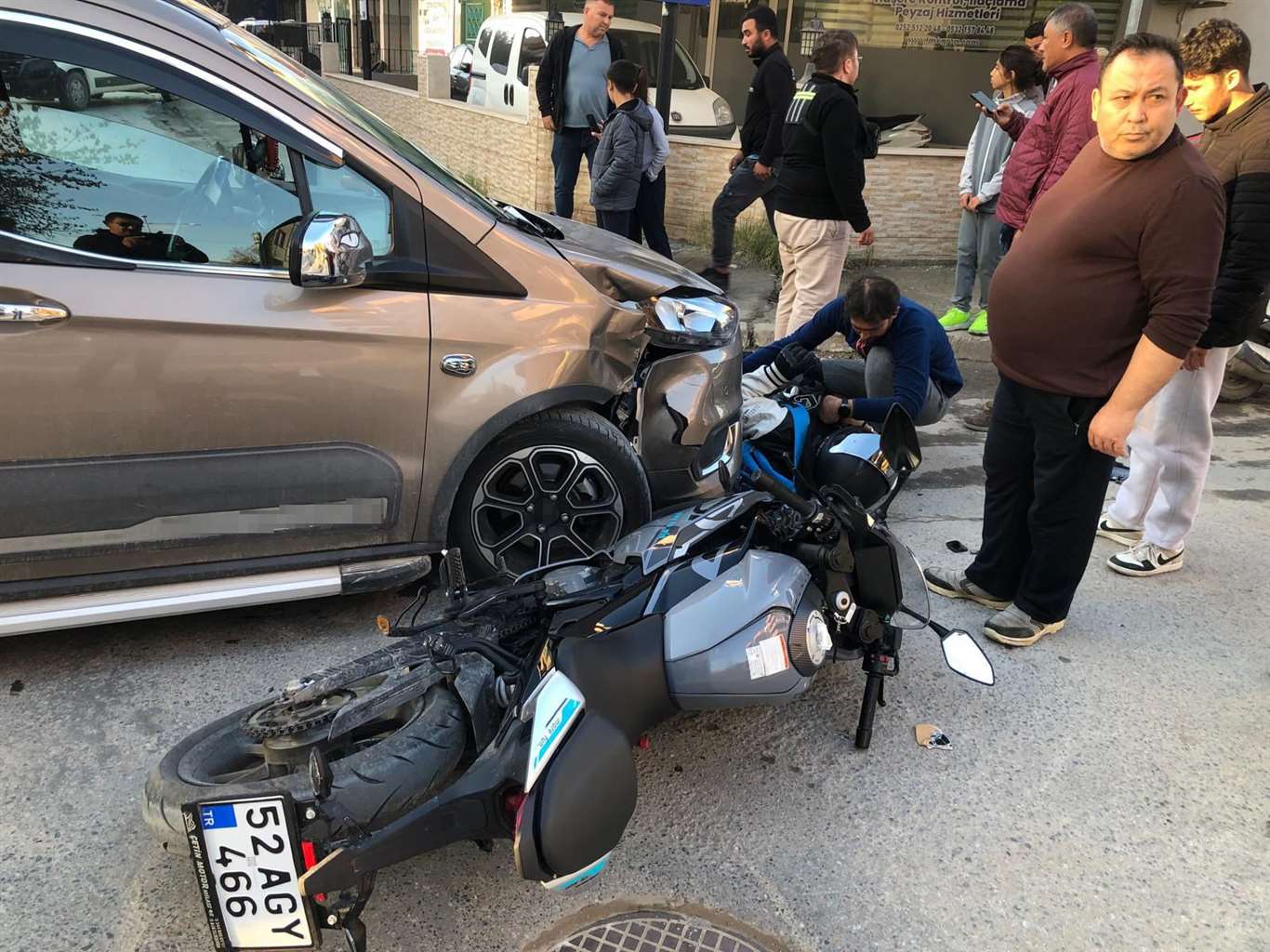 Milas'ta ticari araç ile çarpışan motosiklet sürücüsü yaralandı haberi