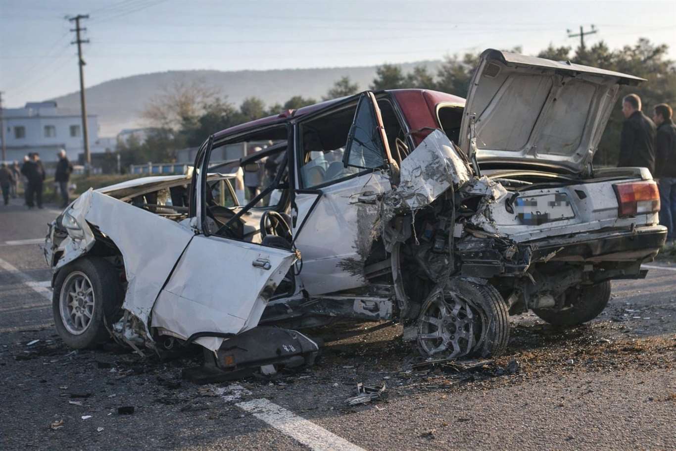 Milas'ta zincirleme kaza, Tofaş araç teneke kutu gibi ezildi haberi