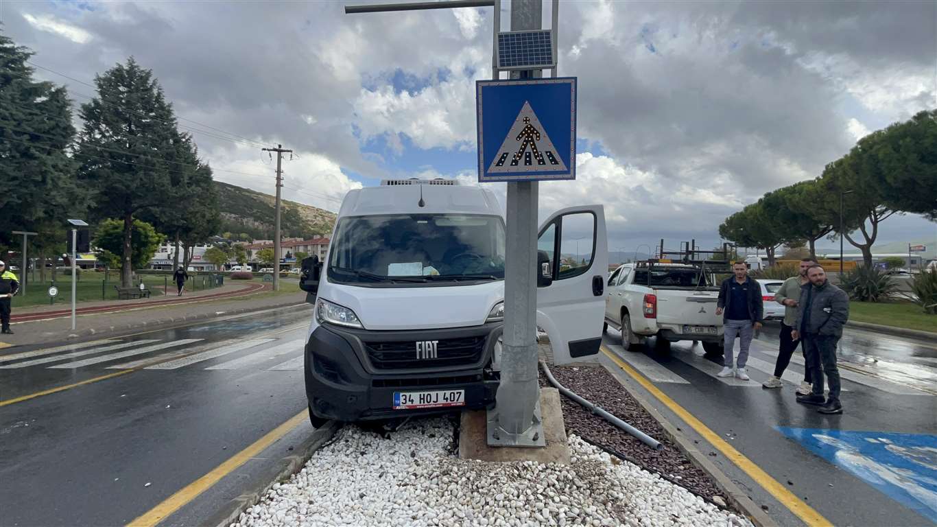    Minibüs elektrik direğine çarptı, sürücü hafif yaralandı haberi