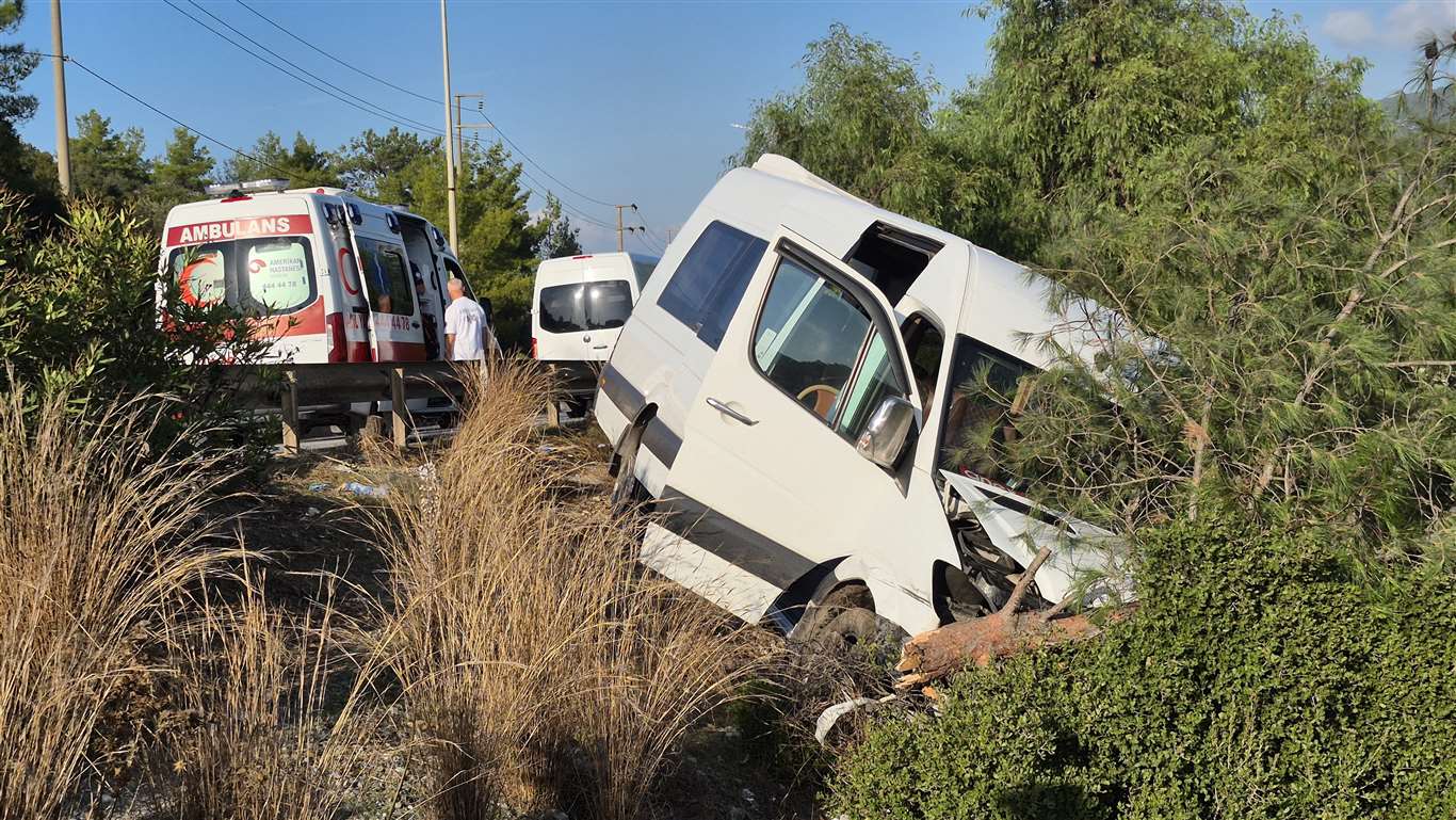 Bodrum'daki kazada minibüs şarampole savruldu: İki yaralı haberi