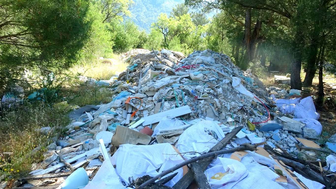 Menteşe'de ormanlık alanlar kaçak moloz dökümüyle çöplüğe döndü haberi