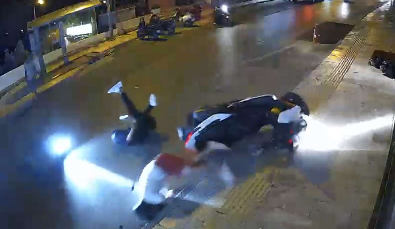 Motosiklet kazası kameraya yansıdı: 2 yaralı haberi