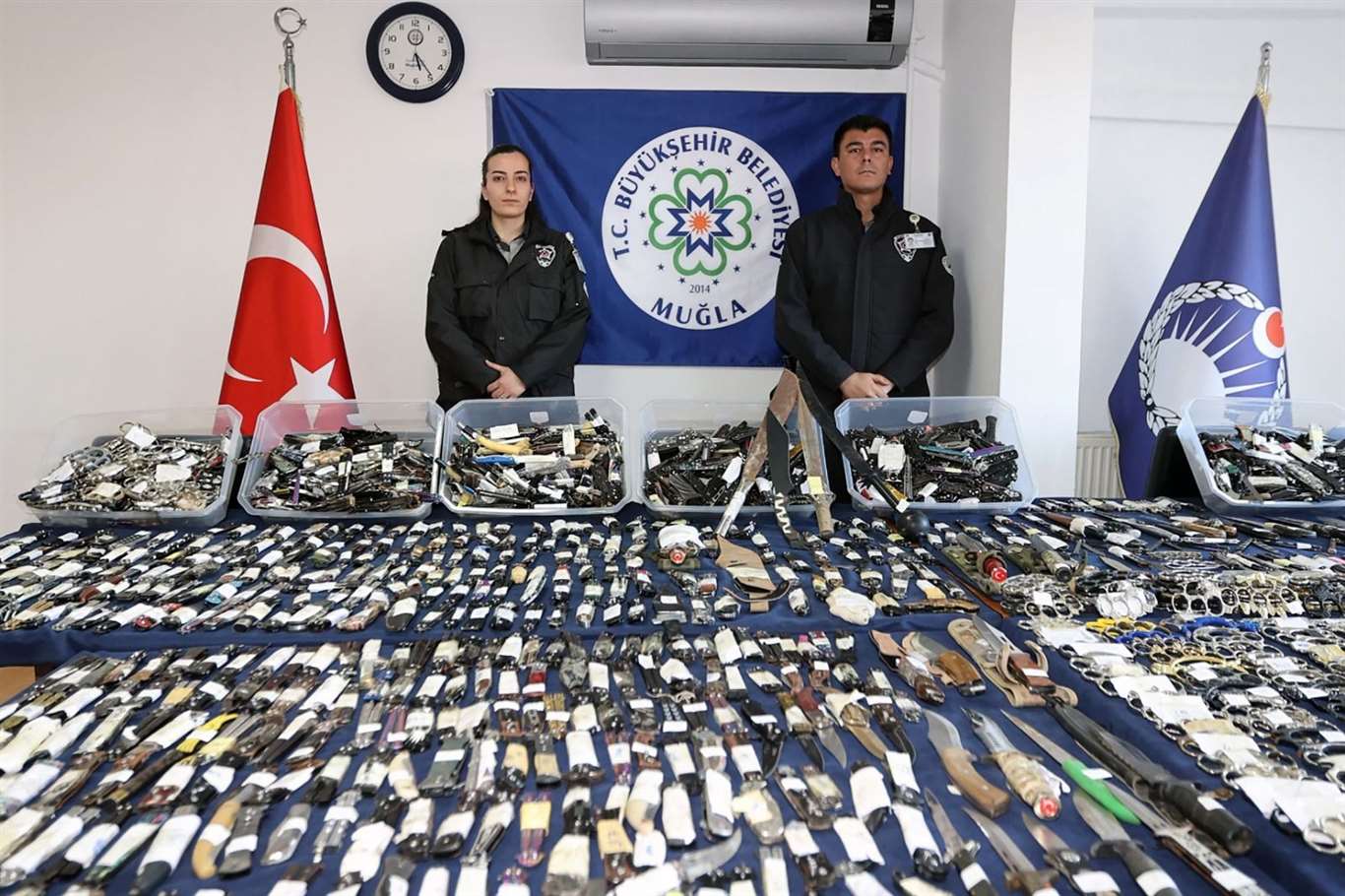      Muğla otogarlarında 2 bin 500 kesici alet ve 30'dan fazla silah ele geçirildi haberi