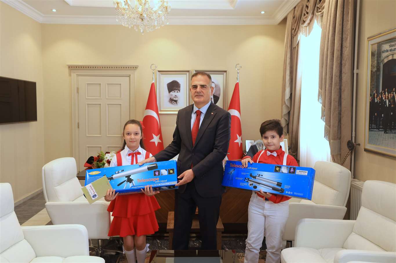 Vali Akbıyık, öğrencileri makamında ağırladı haberi
