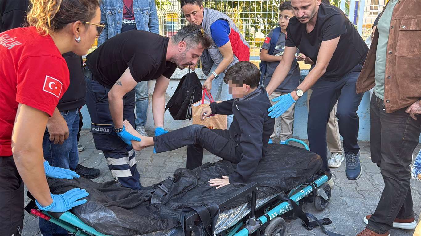 Menteşe'de okul çıkışı öğrencinin ayağı otomobilin altında kaldı haberi
