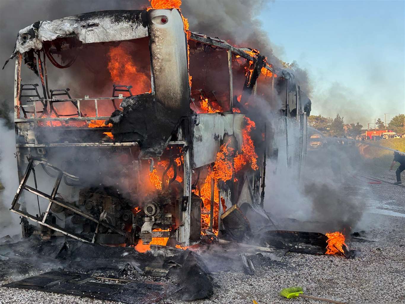 Otobüs alev topuna döndü, yolcular son anda kurtuldu haberi
