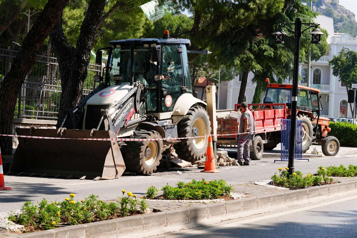    Menteşe'de Özer Türk Caddesi kaldırımları yenileniyor haberi