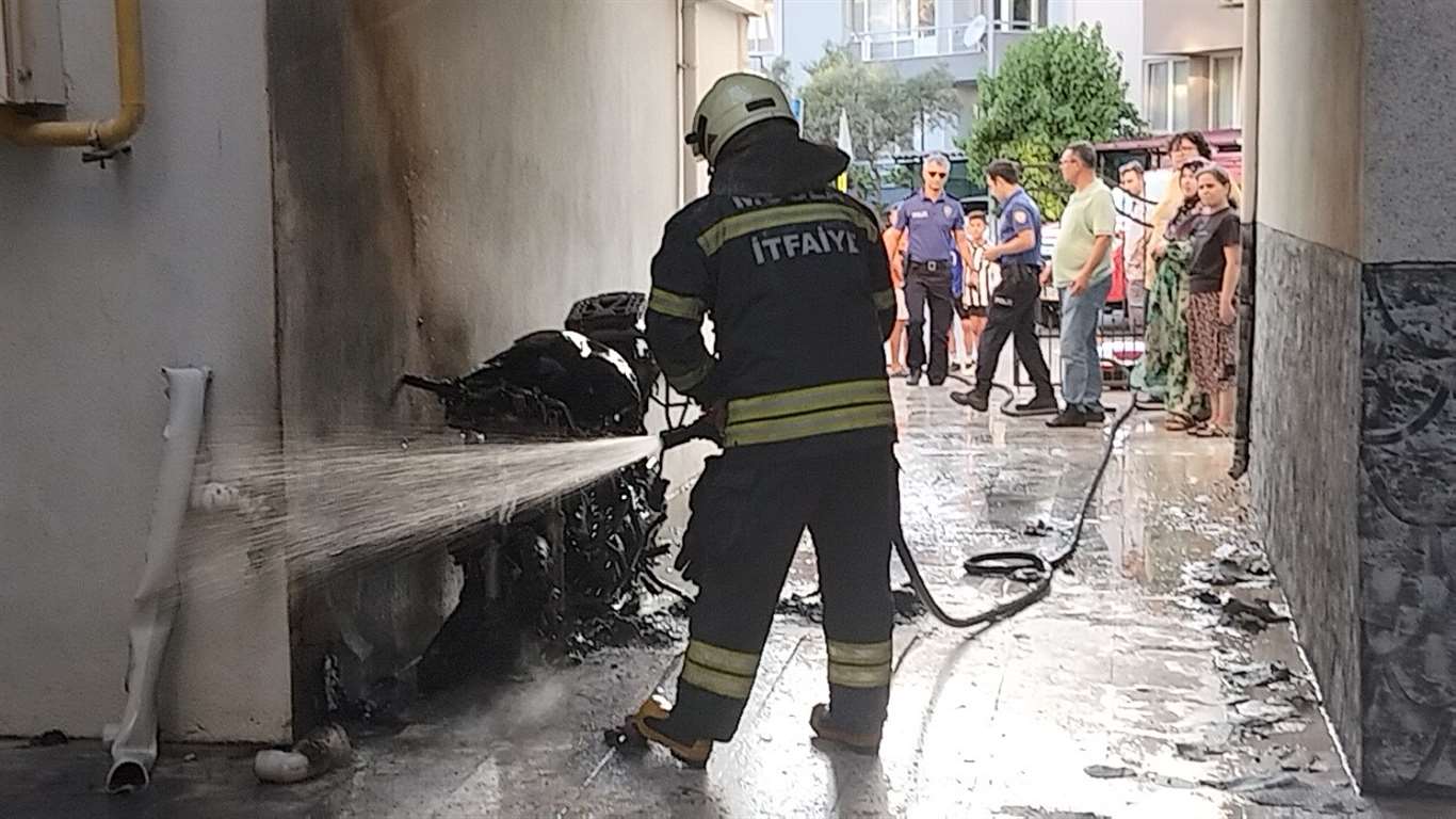 Menteşe'de park halindeki motosiklet alev aldı haberi