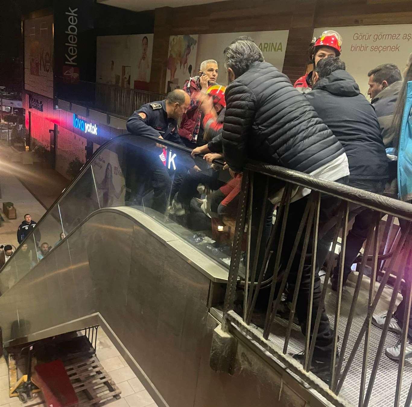 Parmağı yürüyen merdivene sıkışan çocuk kurtarıldı haberi