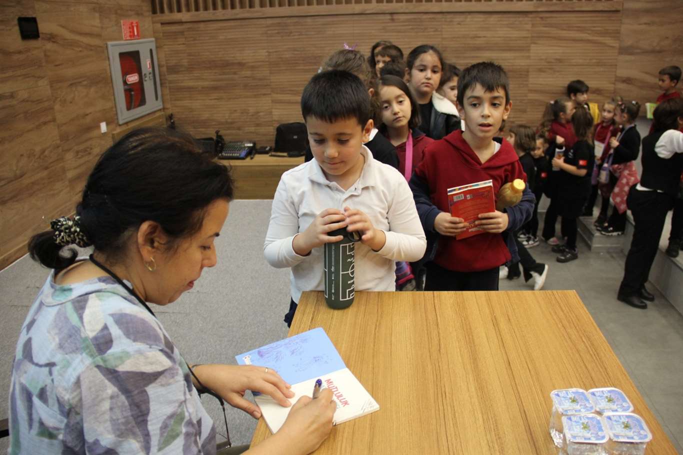  Muğla Büyükşehir Belediyesi, Yazar Pelin Güneş'i minik okurlarla buluşturdu haberi