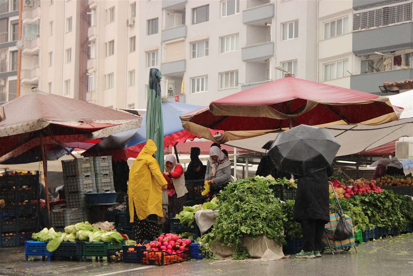 Sağanak yağış, Menteşe Perşembe Pazarı'nı etkiledi haberi