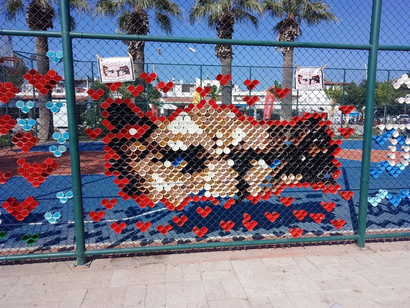 Bodrum'da yaz renkli başladı: 4 bin karton bardakla sanat enstalasyonu haberi