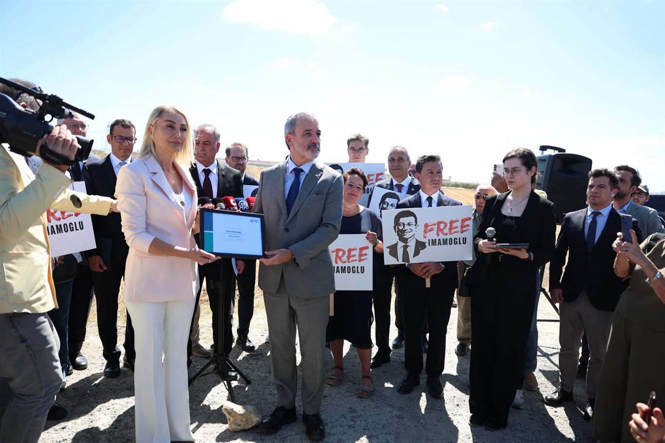       Başkan Aras, Eurocities heyetiyle İstanbul'da yerel demokrasiye destek verdi haberi