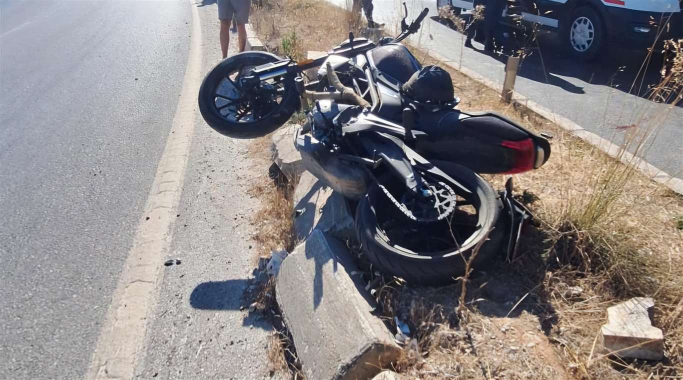 Refüje çarpan motosikletli genç hayatını kaybetti haberi