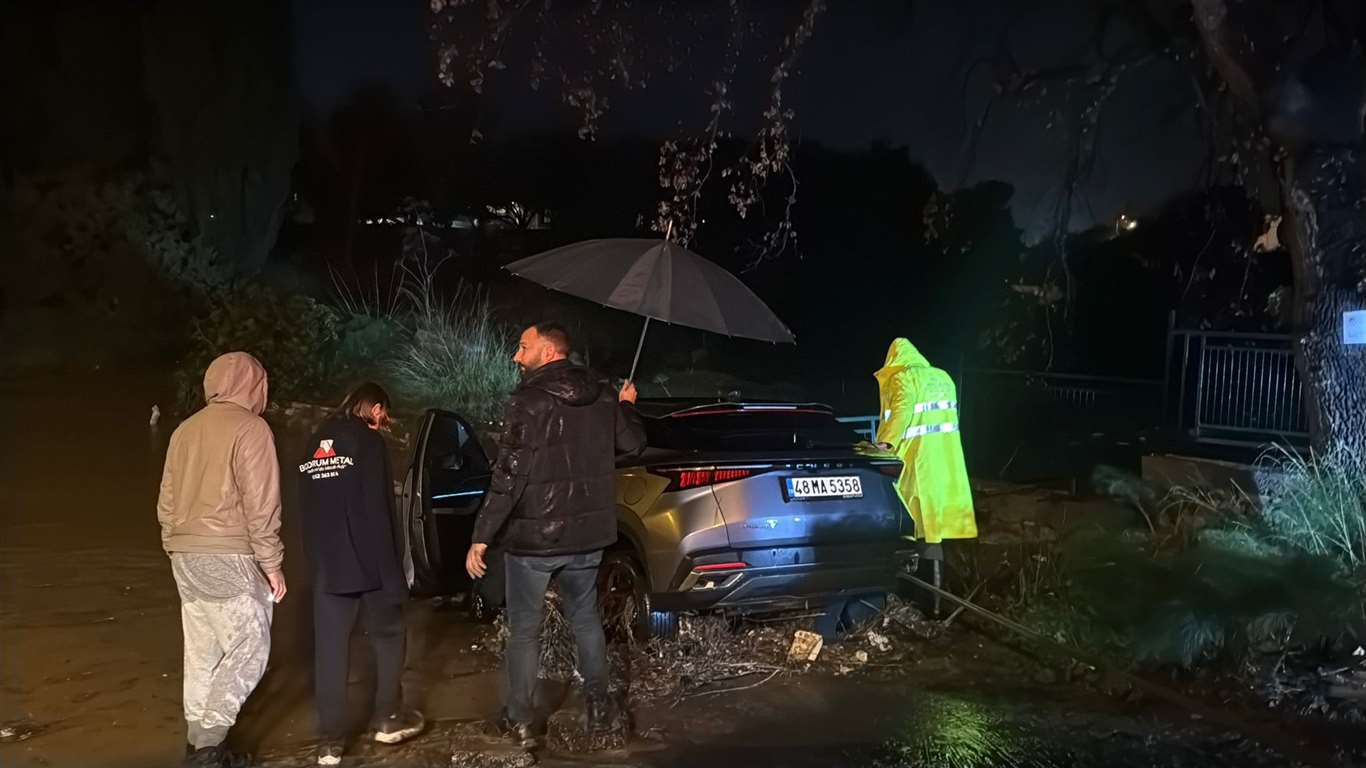 Bodrum'u sağanak vurdu: Araç sürüklendi, evleri su bastı haberi
