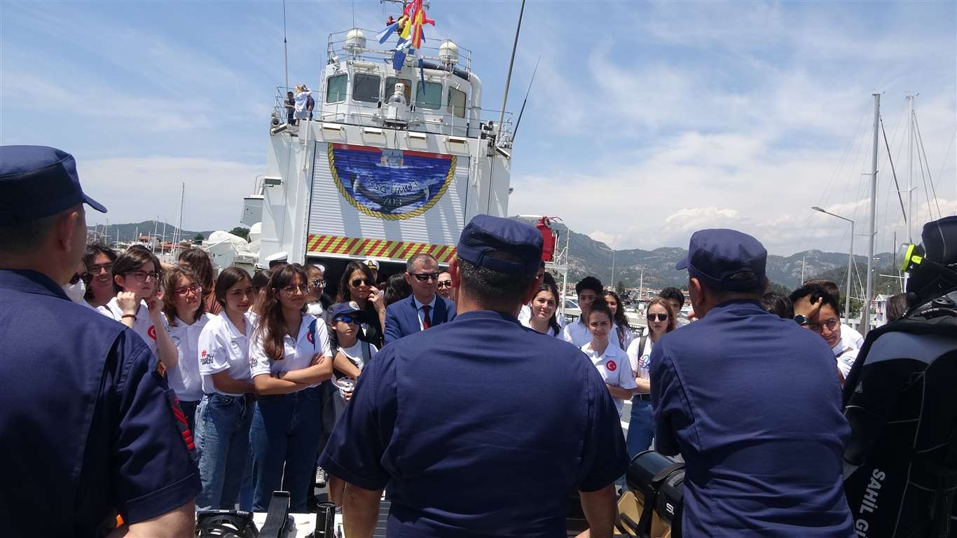       Sahil Güvenlik gemisi 19 Mayıs'ta gençleri ağırladı haberi