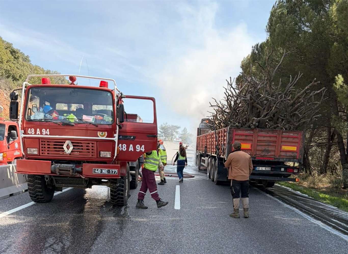Sakar'da yol kenarı temizliği 1 saat içinde etkisini gösterdi: Odun yüklü tırda çıkan yangın, ormana sıçramadan söndürüldü haberi