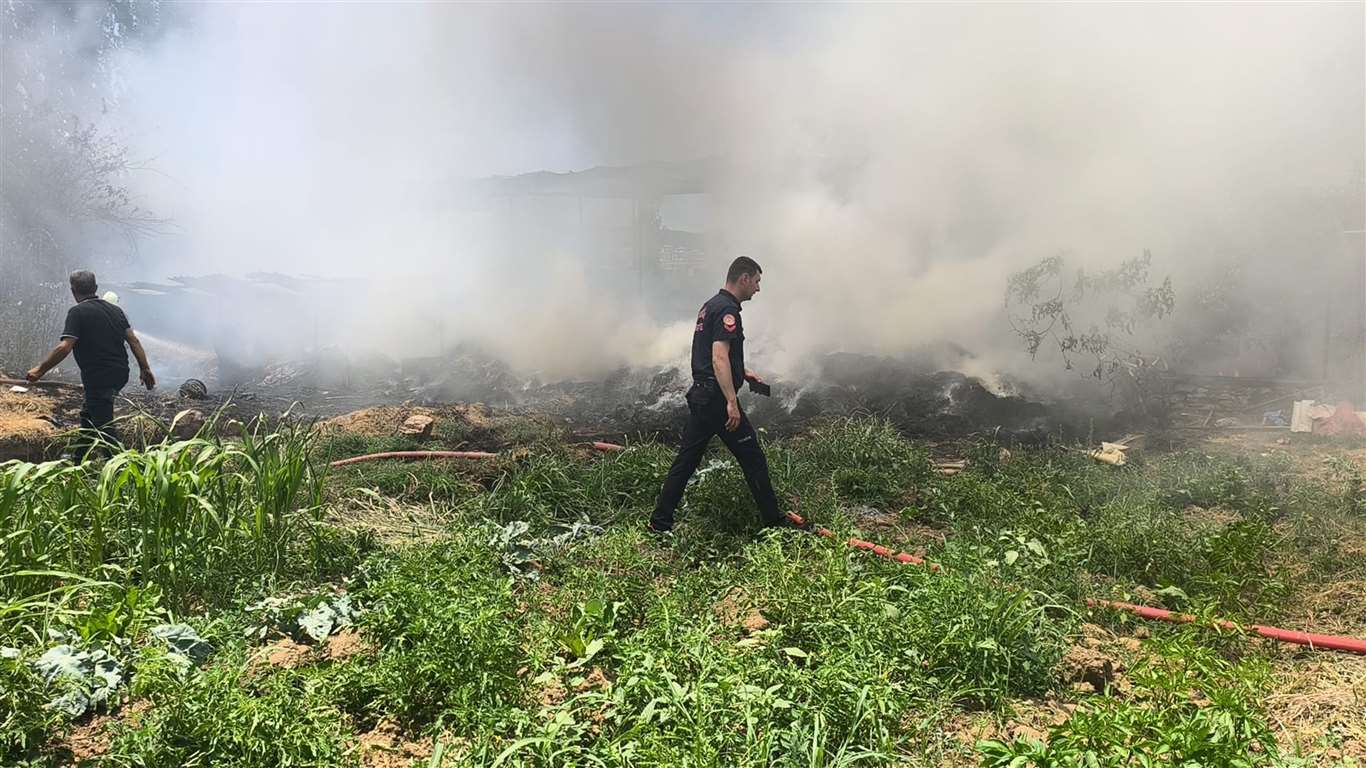 Menteşe'de bahçedeki samandan çıkan yangın eve sıçradı haberi