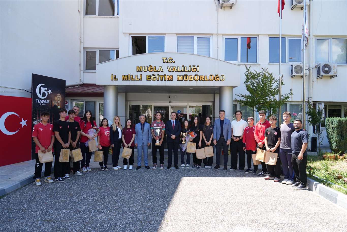  Muğla'nın şampiyon öğrencileri İl Milli Eğitim Müdürü Çay ile bir araya geldi haberi
