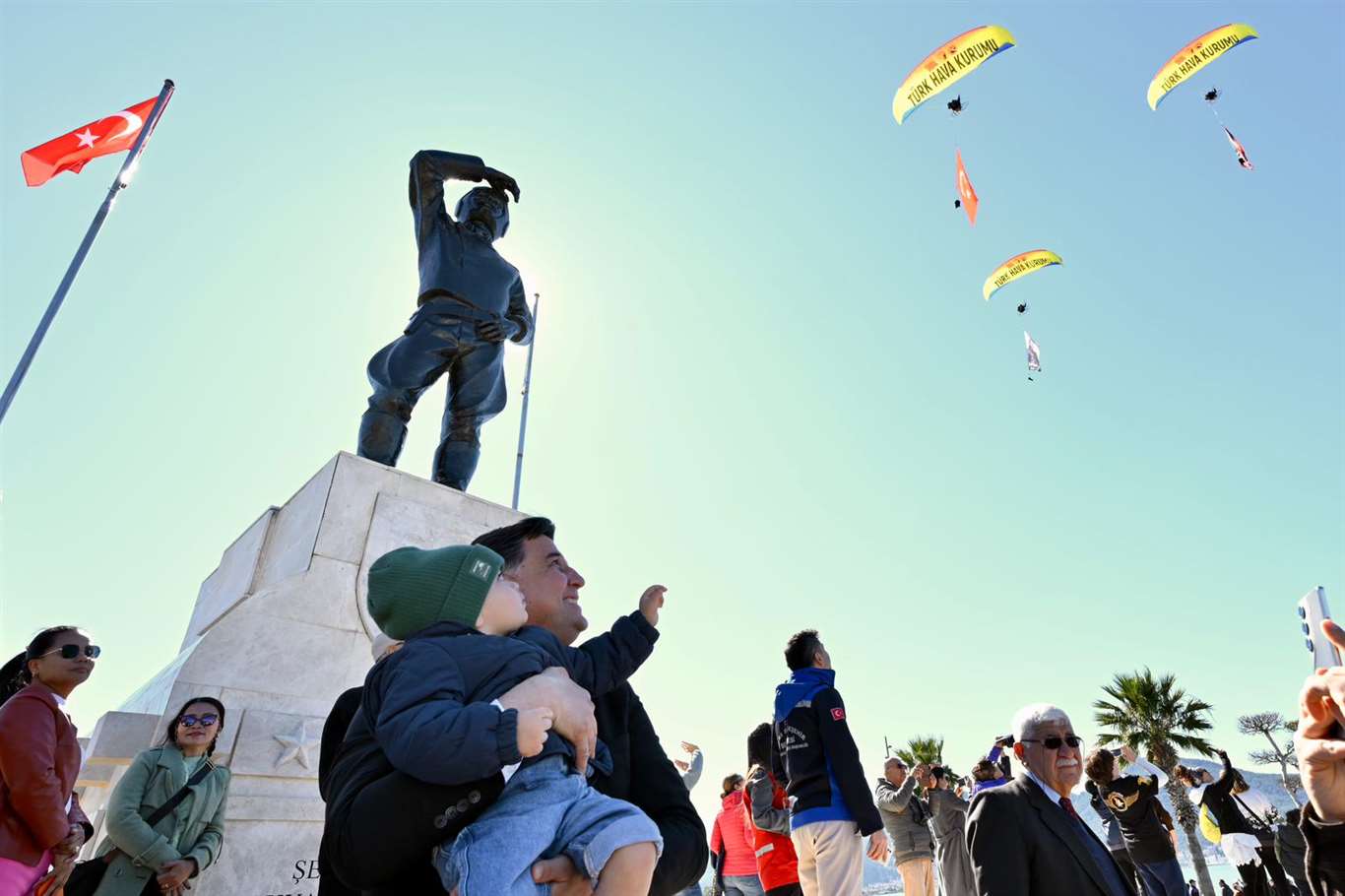 Gökyüzünde saygı uçuşu: Fethiye, Şehit Fethi Bey'i 112. yılında unutmadı haberi